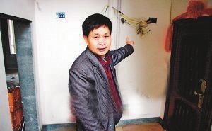 　面對一邊已經(jīng)裝好、一邊還沒裝修的房子，桂先生很是無奈。