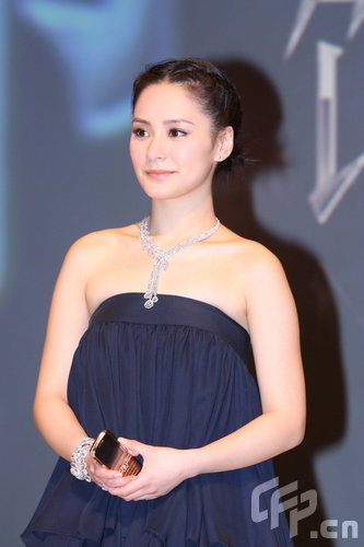 章子怡阿嬌出席代言兩人首次同臺(tái)倍受保護(hù)(圖)