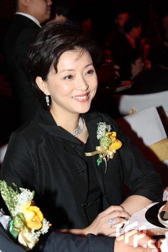 章子怡阿嬌出席代言兩人首次同臺(tái)倍受保護(hù)(圖)