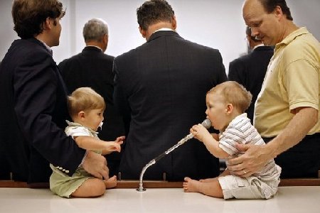 父母過(guò)度保護(hù)與攀比對(duì)孩子有害
