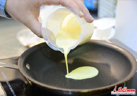 　這種名為“超越雞蛋”的安全食材主要由從豆類(lèi)植物中提取的蛋白質(zhì)構(gòu)成?？诟信c雞蛋基本不差異。
