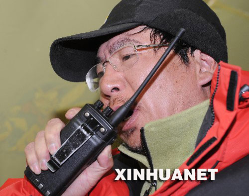 　5月8日凌晨，北京奧運圣火珠峰傳遞登山隊從海拔8300米的突擊營地出發(fā)，向著珠峰峰頂沖擊。這是奧運火炬登頂珠峰前方總指揮李致新在珠峰大本營與前方隊員聯(lián)系。 　