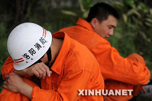 5月17日，救援人員在四川省什邡市救災現(xiàn)場抓緊時間小憩。 汶川地震發(fā)生后，救援人員奔赴各個災區(qū)，爭分奪秒、夜以繼日地在搜救現(xiàn)場奮戰(zhàn)。為了盡量多地救出掩埋在廢墟下的生還者，他們與時間賽跑，利用有限的空閑稍事休息，補充體力。