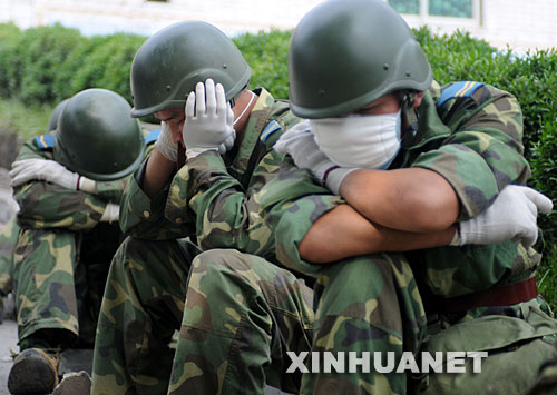 5月17日，救援人員在四川省什邡市救災現(xiàn)場抓緊時間小憩。 汶川地震發(fā)生后，救援人員奔赴各個災區(qū)，爭分奪秒、夜以繼日地在搜救現(xiàn)場奮戰(zhàn)。為了盡量多地救出掩埋在廢墟下的生還者，他們與時間賽跑，利用有限的空閑稍事休息，補充體力。