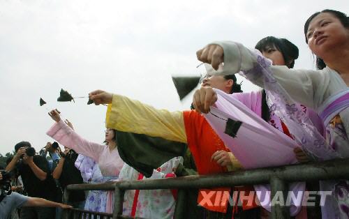  6月7日，幾名身穿漢服的女孩向閩江投粽子。 當日，福州市倉山區(qū)在倉前公園舉行戊子年端午祭屈原儀式，組織了宣讀祭文、齊誦屈原名篇、行拜禮、投粽子、贈香囊等活動。 