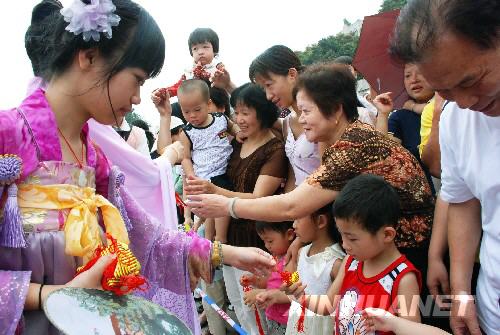 6月7日，身著漢服的青年男女低頭為汶川大地震遇難同胞默哀。 當日，福州市倉山區(qū)在倉前公園舉行戊子年端午祭屈原儀式，組織了宣讀祭文、齊誦屈原名篇、行拜禮、投粽子、贈香囊等活動。
