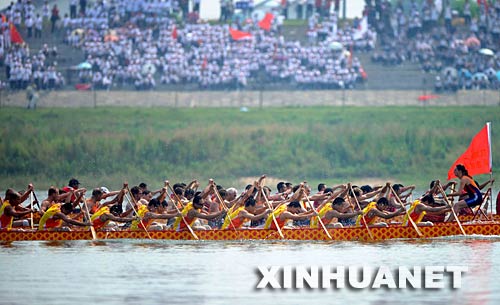 6月2日，龍舟隊(duì)員正在參加龍舟賽。 當(dāng)日，“我們的節(jié)日·端午節(jié)”主題文化活動(dòng)暨第三屆中國汨羅江國際龍舟邀請(qǐng)賽在湖南汨羅市舉行。來自澳大利亞、荷蘭以及中國各地的十幾支龍舟隊(duì)在汨羅江參加角逐。汨羅是中國古代偉大詩人屈原晚年生活、創(chuàng)作和投江殉國之地。 新華社記者 李尕 攝 