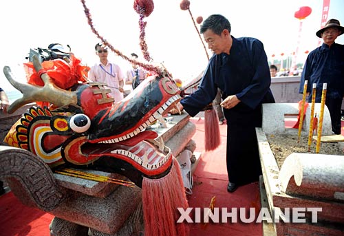6月2日，祭司正在賽前祭龍頭。 當(dāng)日，“我們的節(jié)日·端午節(jié)”主題文化活動(dòng)暨第三屆中國汨羅江國際龍舟邀請(qǐng)賽在湖南汨羅市舉行。來自澳大利亞、荷蘭以及中國各地的十幾支龍舟隊(duì)在汨羅江參加角逐。汨羅是中國古代偉大詩人屈原晚年生活、創(chuàng)作和投江殉國之地。 新華社記者 李尕 攝 