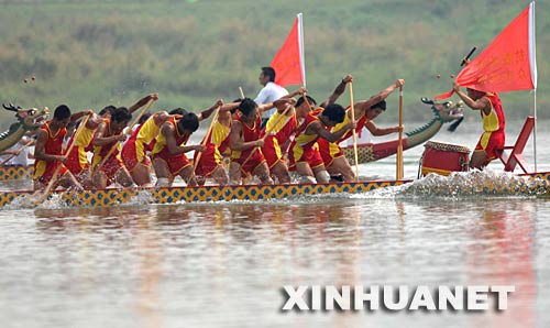 6月2日，龍舟隊(duì)員正在參加龍舟賽。 當(dāng)日，“我們的節(jié)日·端午節(jié)”主題文化活動(dòng)暨第三屆中國汨羅江國際龍舟邀請(qǐng)賽在湖南汨羅市舉行。來自澳大利亞、荷蘭以及中國各地的十幾支龍舟隊(duì)在汨羅江參加角逐。汨羅是中國古代偉大詩人屈原晚年生活、創(chuàng)作和投江殉國之地。 新華社記者 李尕 攝 