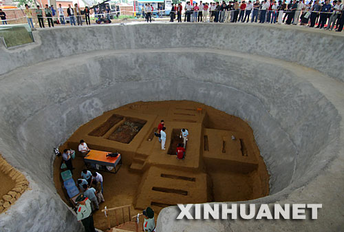 6月15日，考古人員正在對雙墩春秋古墓進(jìn)行發(fā)掘。 安徽省文物部門首次對外宣布了蚌埠雙墩1號(hào)墓的初步考古發(fā)現(xiàn)。從墓葬的規(guī)模葬制看，該墓為春秋時(shí)代諸侯王級(jí)墓葬。在該墓中首次發(fā)現(xiàn)了五色顆?；旌贤?、白土墊層、填土構(gòu)成的放射線遺跡和土偶遺跡，其圓形墓坑結(jié)構(gòu)、墓底埋葬布局等在全國也屬罕見。目前，安徽省文物部門正在進(jìn)一步發(fā)掘，以確定墓主身份并進(jìn)行其他相關(guān)研究。 ？？？？蚌埠雙墩1號(hào)墓位于安徽省蚌埠市雙墩村。從2006年12月起，安徽省文物部門開始對其進(jìn)行搶救性發(fā)掘。 新華社記者 李健 攝 