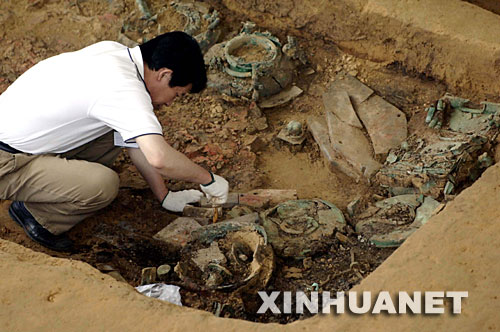 6月15日，考古人員正在對(duì)雙墩春秋古墓進(jìn)行發(fā)掘。 安徽省文物部門首次對(duì)外宣布了蚌埠雙墩1號(hào)墓的初步考古發(fā)現(xiàn)。從墓葬的規(guī)模葬制看，該墓為春秋時(shí)代諸侯王級(jí)墓葬。在該墓中首次發(fā)現(xiàn)了五色顆粒混合土、白土墊層、填土構(gòu)成的放射線遺跡和土偶遺跡，其圓形墓坑結(jié)構(gòu)、墓底埋葬布局等在全國(guó)也屬罕見。目前，安徽省文物部門正在進(jìn)一步發(fā)掘，以確定墓主身份并進(jìn)行其他相關(guān)研究。 ？？？？蚌埠雙墩1號(hào)墓位于安徽省蚌埠市雙墩村。從2006年12月起，安徽省文物部門開始對(duì)其進(jìn)行搶救性發(fā)掘。 新華社記者 李健 攝 