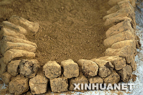 這是雙墩春秋古墓中發(fā)掘的土偶（6月15日攝）。 安徽省文物部門首次對(duì)外宣布了蚌埠雙墩1號(hào)墓的初步考古發(fā)現(xiàn)。從墓葬的規(guī)模葬制看，該墓為春秋時(shí)代諸侯王級(jí)墓葬。在該墓中首次發(fā)現(xiàn)了五色顆?；旌贤痢淄翂|層、填土構(gòu)成的放射線遺跡和土偶遺跡，其圓形墓坑結(jié)構(gòu)、墓底埋葬布局等在全國(guó)也屬罕見。目前，安徽省文物部門正在進(jìn)一步發(fā)掘，以確定墓主身份并進(jìn)行其他相關(guān)研究。 ？？？？蚌埠雙墩1號(hào)墓位于安徽省蚌埠市雙墩村。從2006年12月起，安徽省文物部門開始對(duì)其進(jìn)行搶救性發(fā)掘。 新華社記者 李健 攝 