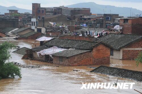 6月13日，廣西鹿寨縣鹿寨鎮(zhèn)大片民房被淹。由于普降暴雨，廣西鹿寨縣發(fā)生嚴(yán)重洪災(zāi)，大片民房被淹。國(guó)家防總已派人抵達(dá)該縣指導(dǎo)抗洪救災(zāi)。 
