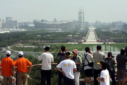 奧運(yùn)森林公園景色宜人,還可近距離觀看“鳥(niǎo)巢”,引得眾多游客拍照留念。來(lái)源:第29屆奧運(yùn)會(huì)官方網(wǎng)站