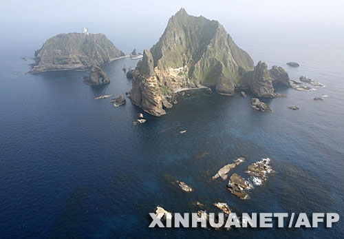 這是7月14日航攝的獨島（日本稱“竹島”）的照片。韓國外交通商部發(fā)言人文太暎當日發(fā)表聲明，強烈抗議日本在當天公布的中學教科書指導手冊中將獨島（日本稱“竹島”）表述為日本領(lǐng)土，并要求日本立即對有關(guān)內(nèi)容進行修正。韓國外交通商部將采取召回韓國駐日本大使和召見日本駐韓國大使這兩項外交措施，就此問題向日本政府表示強烈抗議。 新華社/法新 