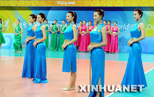 7月20日，志愿者們?cè)谶M(jìn)行北京奧運(yùn)會(huì)、殘奧會(huì)頒獎(jiǎng)儀式服裝展示。當(dāng)日，北京奧運(yùn)會(huì)、殘奧會(huì)體育展示與頒獎(jiǎng)儀式工作匯報(bào)暨誓師動(dòng)員大會(huì)在北京理工大學(xué)體育館舉行。 新華社記者楊磊攝 