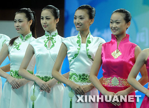 7月20日，志愿者在進(jìn)行北京奧運(yùn)會(huì)、殘奧會(huì)頒獎(jiǎng)儀式服裝展示。當(dāng)日，北京奧運(yùn)會(huì)、殘奧會(huì)體育展示與頒獎(jiǎng)儀式工作匯報(bào)暨誓師動(dòng)員大會(huì)在北京理工大學(xué)體育館舉行，集中匯報(bào)展示了北京奧運(yùn)會(huì)、殘奧會(huì)頒獎(jiǎng)儀式服裝及頒獎(jiǎng)儀式標(biāo)準(zhǔn)流程、競(jìng)技拉拉操表演、民族民間舞蹈表演和吉祥物表演等項(xiàng)目。 新華社記者羅曉光攝 