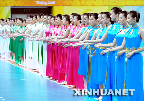 7月20日，志愿者們?cè)谶M(jìn)行北京奧運(yùn)會(huì)、殘奧會(huì)頒獎(jiǎng)儀式服裝展示。當(dāng)日，北京奧運(yùn)會(huì)、殘奧會(huì)體育展示與頒獎(jiǎng)儀式工作匯報(bào)暨誓師動(dòng)員大會(huì)在北京理工大學(xué)體育館舉行，集中匯報(bào)展示了北京奧運(yùn)會(huì)、殘奧會(huì)頒獎(jiǎng)儀式服裝及頒獎(jiǎng)儀式標(biāo)準(zhǔn)流程、競(jìng)技拉拉操表演、民族民間舞蹈表演和吉祥物表演等項(xiàng)目。 新華社記者徐家軍攝 