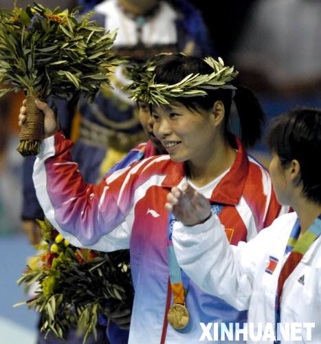 　2004年8月16日，陳艷青獲第28屆雅典奧運會舉重女子58公斤級比賽金牌。圖為陳艷青向觀眾致意。 新華社發(fā) 