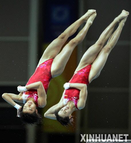  2004年8月16日，勞麗詩/李婷獲第28屆雅典奧運會跳水女子雙人10米跳臺金牌。圖為勞麗詩（左）、李婷在比賽中。 　