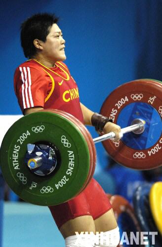 2004年8月19日，劉春紅獲第28屆雅典奧運會舉重女子69公斤級金牌。圖為劉春紅在比賽中。 　