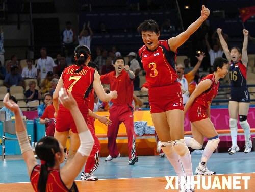  2004年8月28日，在第28屆雅典奧運會女排決賽中，中國隊以3比2戰(zhàn)勝俄羅斯隊奪得冠軍。圖為中國女排隊員在獲勝后慶祝勝利。 　 新華社發(fā) 