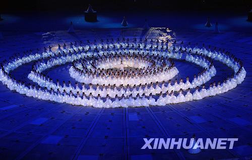 9月6日晚8時，北京2008年殘奧會開幕式在國家體育場——“鳥巢”隆重舉行。這是開幕式上由300多名聾人姑娘表演的舞蹈《星星，你好》。