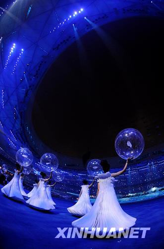  9月6日晚8時，北京2008年殘奧會開幕式在國家體育場——“鳥巢”隆重舉行。這是開幕式上的文藝表演。