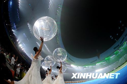 9月6日晚8時，北京2008年殘奧會開幕式在國家體育場——“鳥巢”隆重舉行。這是開幕式上的文藝表演。