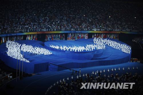  9月6日，北京2008年殘奧會(huì)開(kāi)幕式在國(guó)家體育場(chǎng)“鳥巢”舉行。這是演員在開(kāi)幕式上表演舞蹈《飛翔》。