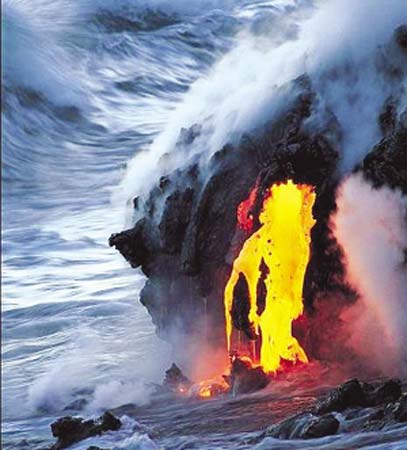 劉易斯和他拍攝的火山巖漿迸濺照片。