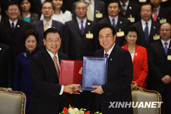 4月26日，海協(xié)會會長陳云林與海基會董事長江丙坤在簽字儀式上。