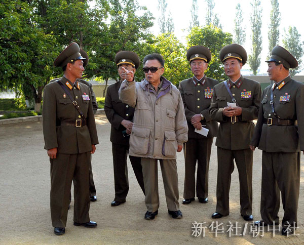 這張朝鮮中央通訊社6月14日播發(fā)的照片顯示，朝鮮最高領(lǐng)導(dǎo)人金正日（中）近日視察人民軍第七步兵師指揮部。金正日在視察中強(qiáng)調(diào)，全體人民軍將士要緊握槍桿，更加牢固地保衛(wèi)用鮮血獲取的社會(huì)主義成果。朝中社的報(bào)道沒有透露金正日視察的具體時(shí)間和地點(diǎn)。