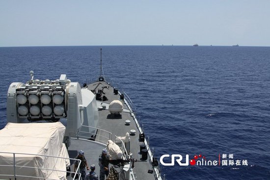 當(dāng)?shù)貢r(shí)間5月15日，海軍第十一批護(hù)航編隊(duì)在驅(qū)離70余艘疑似海盜小艇后，把被護(hù)船舶安全護(hù)送到達(dá)解護(hù)點(diǎn)。 汪漢宗攝影