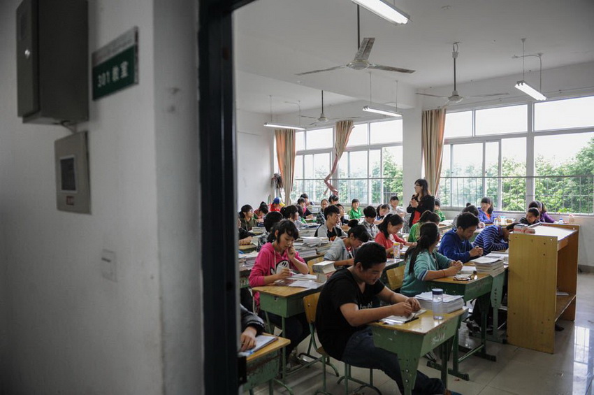 5月21日，學(xué)生在位于靈創(chuàng)科技園的臨時(shí)教室里上課。新華社記者 李橋橋 攝 