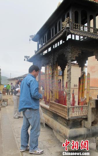 9月11日，云南香格里拉縣松贊林寺香火旺盛。當?shù)芈糜尉滞嘎?，今年，截?月30日，游客數(shù)量已達到30萬，國外游客數(shù)量約3.6萬，破2011年紀錄指日可待。鄭雪松攝