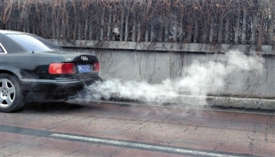 2013年1月15日，東二環(huán)，一輛轎車冒著大量尾氣在行駛。今后，學校、醫(yī)院周邊等8類地段停車三分鐘以上或需熄火。 新京報資料圖片 記者 尹亞飛 攝