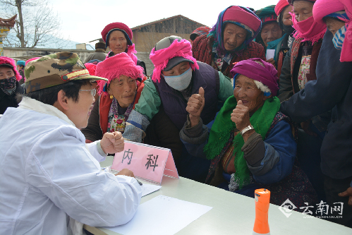 70多歲的卓瑪豎起雙手大拇指表?yè)P(yáng)劉莉主任。