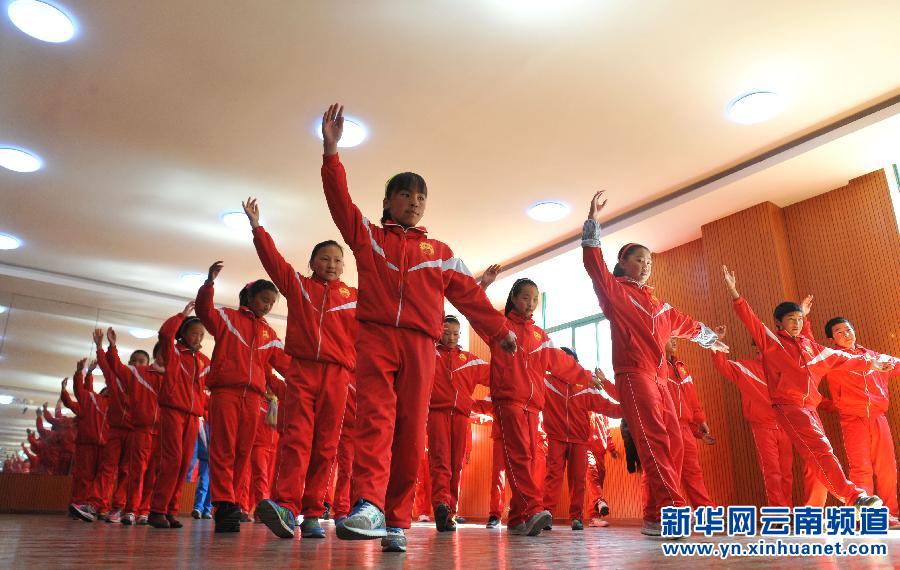 3月17日，云南省迪慶藏族自治州德欽縣第一小學(xué)的學(xué)生在舞蹈室里跳民族舞。新華社 藺以光 攝