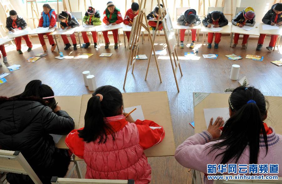  3月17日，云南省迪慶藏族自治州德欽縣第一小學(xué)學(xué)生在美術(shù)教室里上課。新華社 藺以光 攝