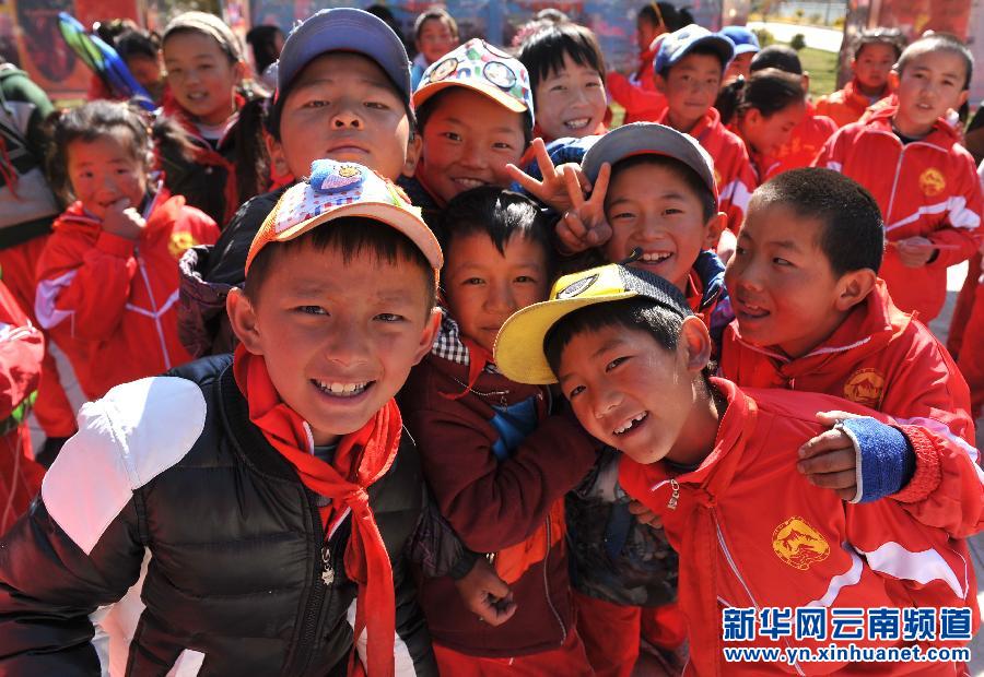  3月17日，云南省迪慶藏族自治州德欽縣第一小學(xué)的孩子面對(duì)鏡頭露出笑容。新華社 藺以光 攝