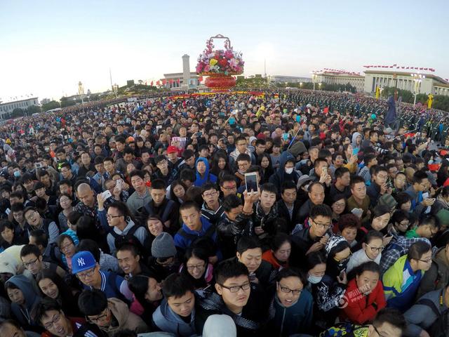 國(guó)慶首日天安門廣場(chǎng)7萬(wàn)人看升旗 實(shí)現(xiàn)人走地凈