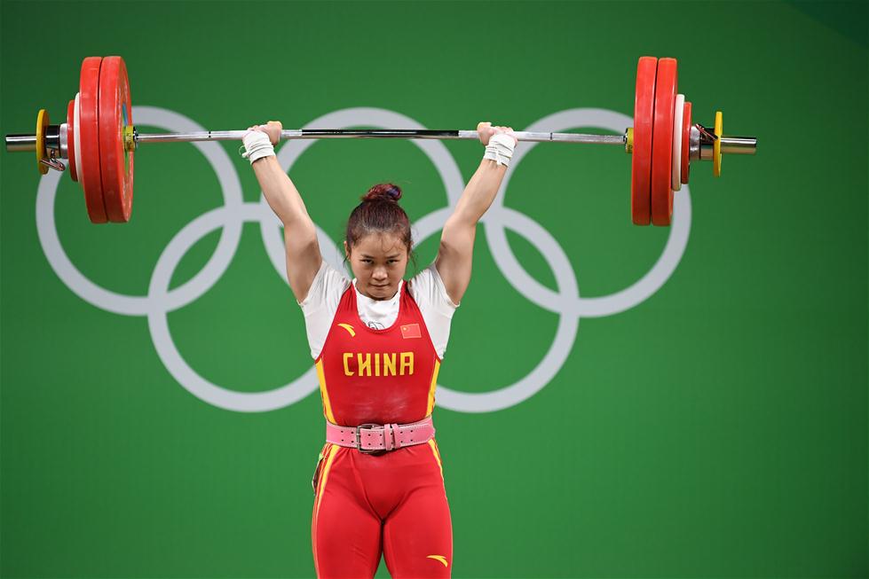 8月9日，鄧薇在比賽中。當日，在里約奧運會女子舉重63公斤級決賽中，中國選手鄧薇以262公斤的總成績奪冠，并打破挺舉和總成績兩項世界紀錄。 新華社記者 王昊飛攝