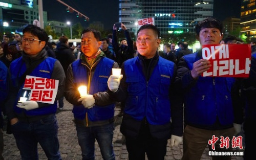 10月29日晚，近兩萬名韓國民眾及民間團體人士在首爾市中心舉行燭光集會，譴責“親信干政事件”給韓國社會帶來的不良影響，要求總統(tǒng)樸槿惠對此事負責。<a target='_blank'  data-cke-saved- ><p  align=
