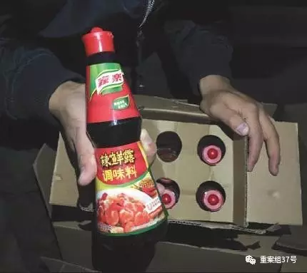 1月2日，新發(fā)地市場附近，來自獨流鎮(zhèn)的造假者展示假冒“家樂辣鮮露”樣品，部分假調(diào)料以送貨上門方式進(jìn)京。