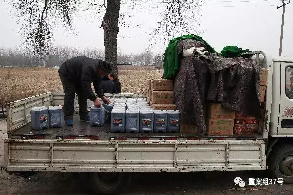 1月16日，天津獨流鎮(zhèn)一假醋造假窩點，執(zhí)法人員雇來的民工將窩點的假醋和設(shè)備裝上卡車，準(zhǔn)備拉走。