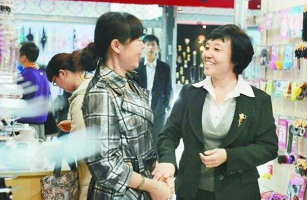王煥榮（右一）圖片來(lái)源于網(wǎng)絡(luò)