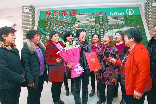 王煥榮受表彰歸來(lái)后和鄉(xiāng)親們一起交流治家的心得。圖片來(lái)源于網(wǎng)絡(luò)