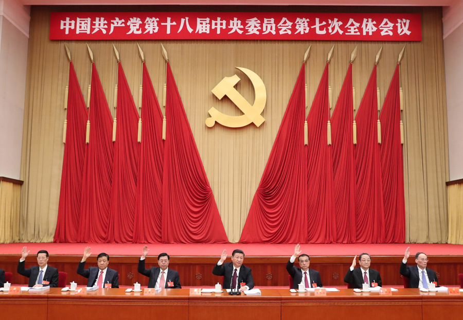 中國(guó)共產(chǎn)黨第十八屆中央委員會(huì)第七次全體會(huì)議，于2017年10月11日至14日在北京舉行。這是習(xí)近平、李克強(qiáng)、張德江、俞正聲、劉云山、王岐山、張高麗等在主席臺(tái)上。新華社記者 馬占成 攝