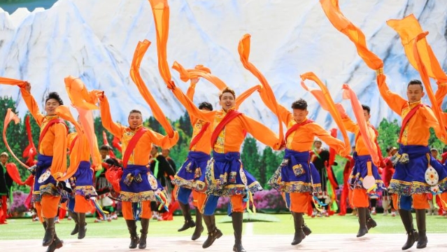 第十屆康巴藝術(shù)節(jié)開(kāi)幕式掠影